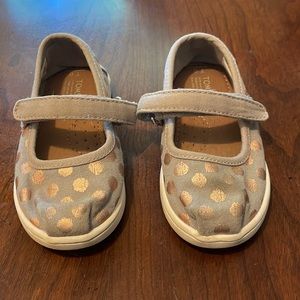 Toms little kids size 6 grey with gold polka dots Mary Jane style shoes